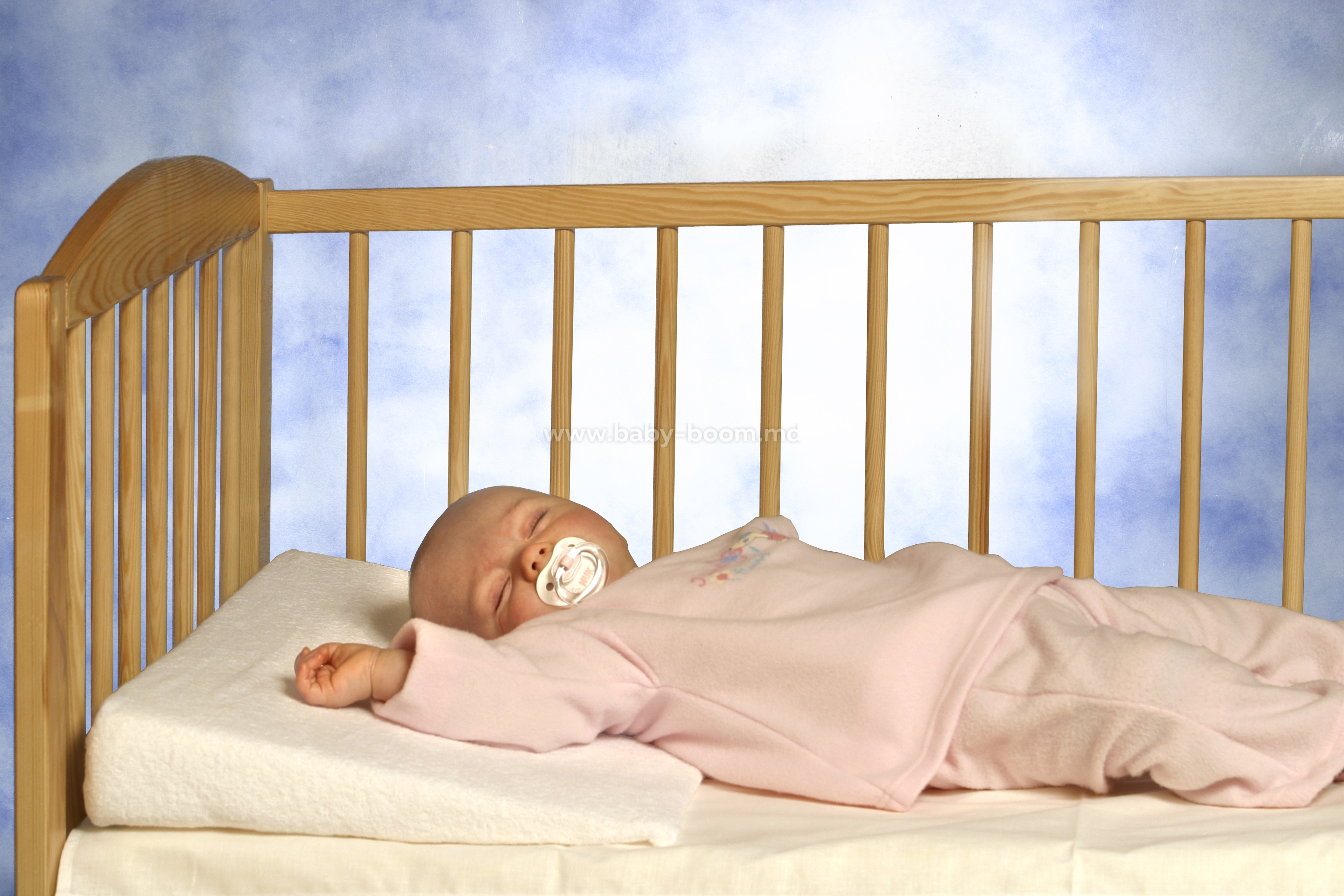 Новорожденный спать подушка. Кроватка для новорожденного. Ребенок в кроватке. Кроватки для новорожденных с новорождёнными детьми. Ребенок в детской кроватке.
