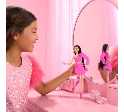 barbie hyv26 papusa cu proteza "barbie deluxe style" bruneta in costum roz