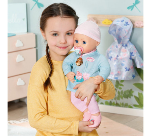 zapf creation 705452 păpușă interactivă "baby annabell" cu perelina de ploaie (43 cm.)