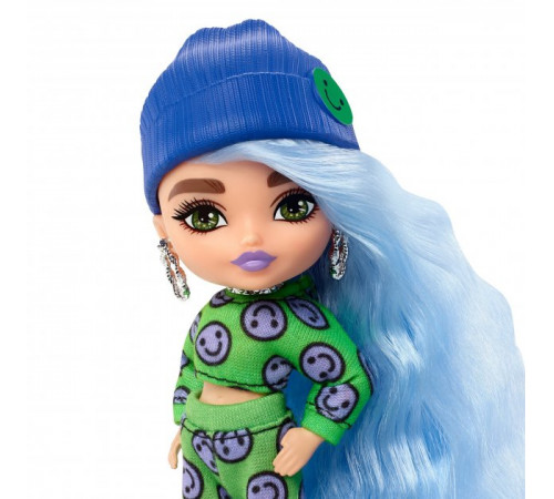 barbie hgp65 păpușă „extra minis” fashionista într-un costum verde cu imprimeu de emoticoane