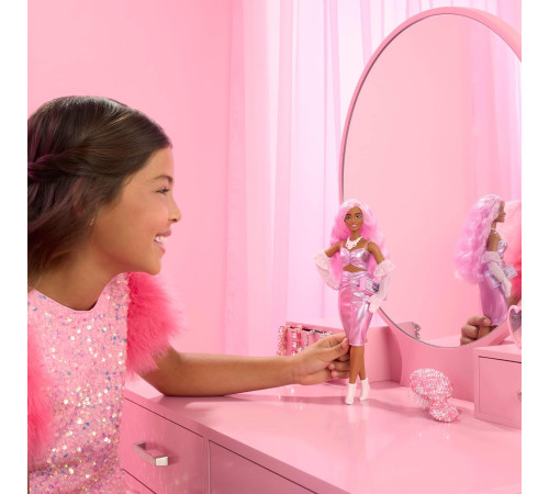 barbie hyv25 papusa "barbie deluxe style" cu părul roz într-o rochie lucioasă