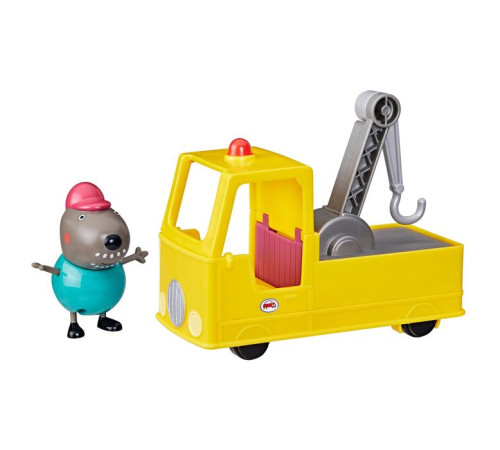 peppa pig f9519 set de joc "mașina de remorcare a bunicului câine"