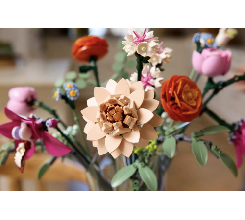 lego botanical collection 10342 constructor „buchet frumos de flori roz” (749 buc.)