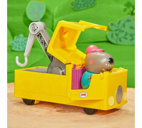 peppa pig f9519 set de joc "mașina de remorcare a bunicului câine"