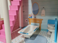 63321 casuta din lemn pentru papusi (114 cm)