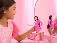 barbie hyv26 papusa cu proteza "barbie deluxe style" bruneta in costum roz