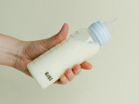bibs Пластиковая антиколиковая бутылочка с латексной соской (270 мл.) blush