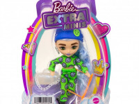 barbie hgp65 păpușă „extra minis” fashionista într-un costum verde cu imprimeu de emoticoane