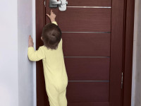 dreambaby f1480 Дверной замок с клейким рычагом (1 шт.)