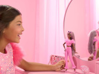 barbie hyv28  păpușă "barbie deluxe style" cu codițe în costum de pene