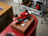 lego icons 11375 constructor "ferrari f2004 și michael schumacher" (735 el.)