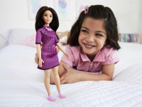 barbie hbv20 papusa "fashionista" intr-o rochie roz