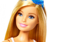 barbie jcr80 papusa barbie cu 4 seturi de haine