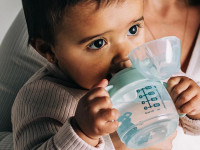 tommee tippee tt0511 cana cu sistem anti-varsare "softspout" albastru (4 luni+) 150 ml.