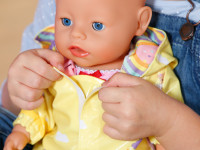zapf creation 836460 set haine pentru păpuși baby born deluxe pelenă de ploaie (43 cm.)
