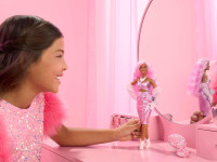 barbie hyv25 papusa "barbie deluxe style" cu părul roz într-o rochie lucioasă