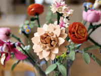 lego botanical collection 10342 constructor „buchet frumos de flori roz” (749 buc.)